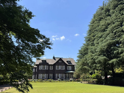 旧古川庭園も初夏の装い３ 洋館の芝生が広々 2025.05