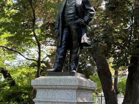 飛鳥山公園の散策渋沢栄一翁像 2025.06