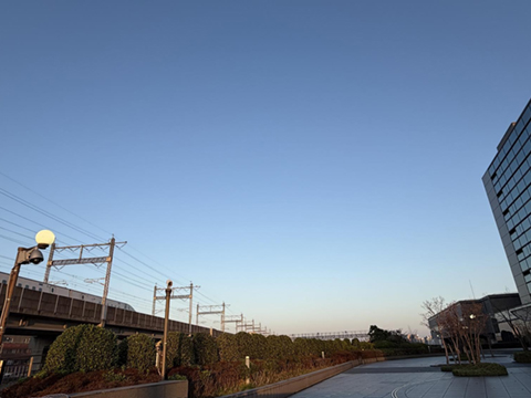 202511_1_早朝の新幹線上りが通過中の定点観測点_東田端