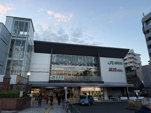 202512_1_師走・早朝の田端駅です_JR田端駅北口前