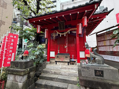 202512_16_神社正面_装束稲荷神社