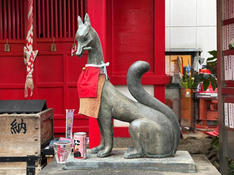 202512_18_鍵を加える狐_装束稲荷神社